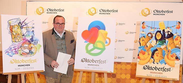 Clemens Baumgärtner, Vorsitzender der Plakatjury und Referent für Arbeit und Wirtschaft,mit den finalen Top 3 im Wettbewerb umd das Wiesnplakat 2023 (©Foto.Martin Schmitz)